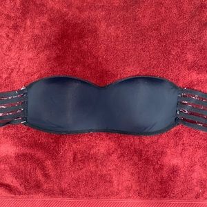 Black strapless bra